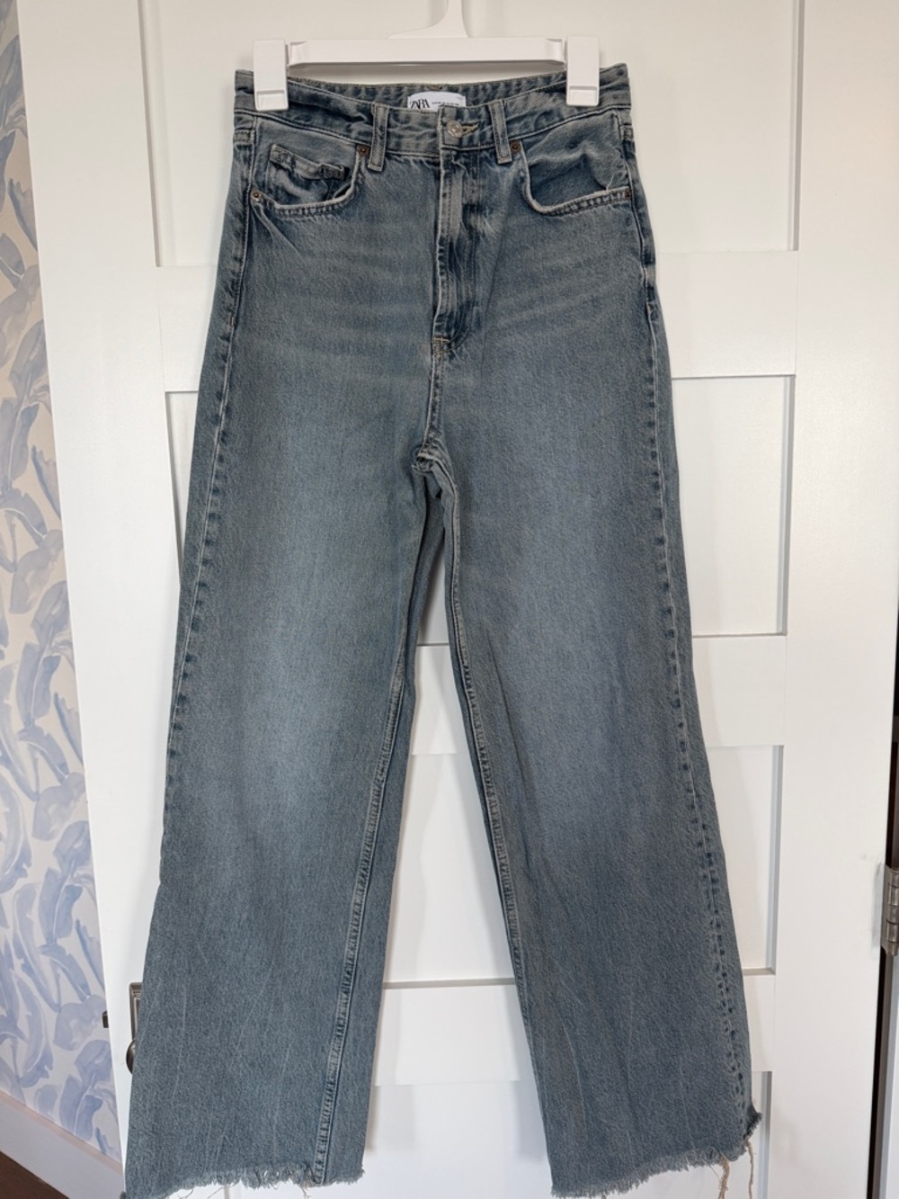 NEW WO TAG ZARA Wide-Leg High-Rise Jeans Faded Blue Fray Hem Size 4
